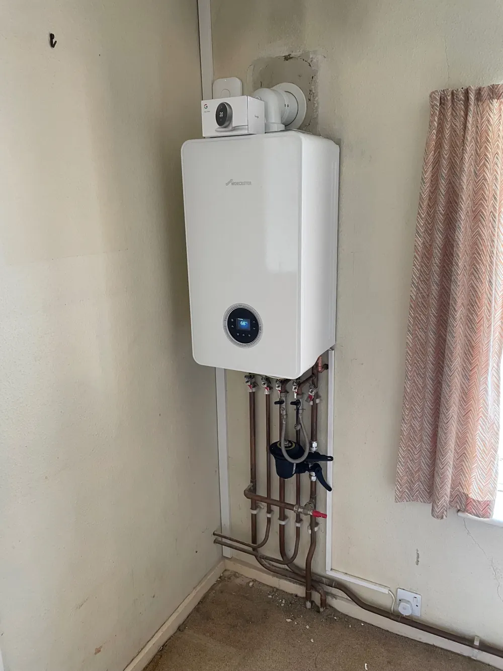Newly installed Worcester Bosch combi boiler with a smart thermostat and neat copper pipework